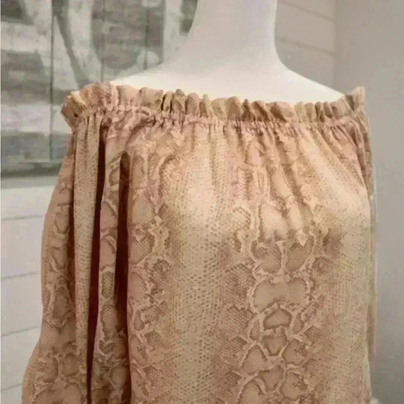 BCBG MAXZIRIA Off Shoulder 3/4 Sleeve with tie Animal Print Blouse Sz. S - Picture 6 of 10